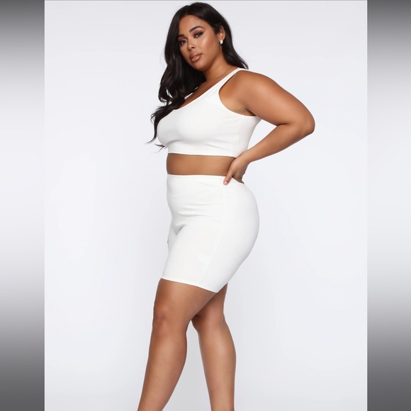 Fashion Nova Women’s classic mini Biker Shorts White - Picture 2 of 9
